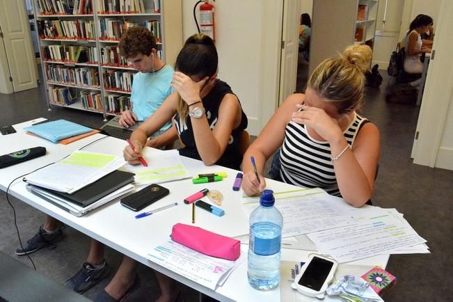 ESTUDIANTES BACHILLERATO PREPARANDO LA PAU