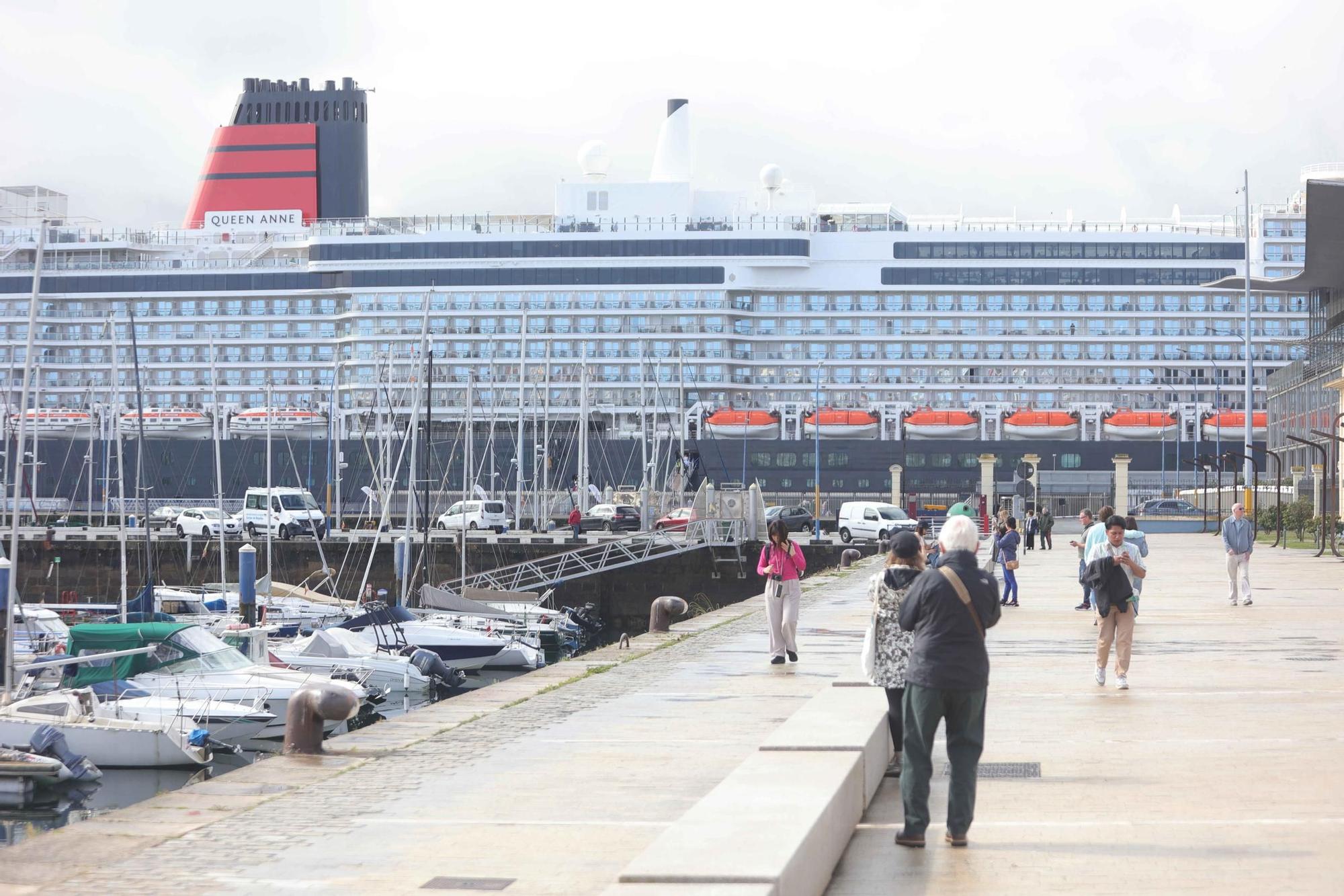 El 'Queen Anne' recala en A Coruña como primer puerto en su travesía inaugural