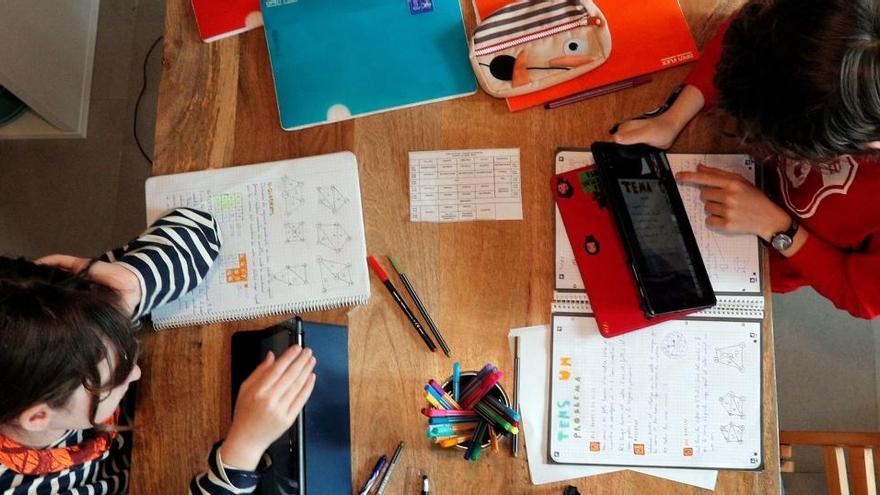 Dos alumnos de quinto estudian en casa.