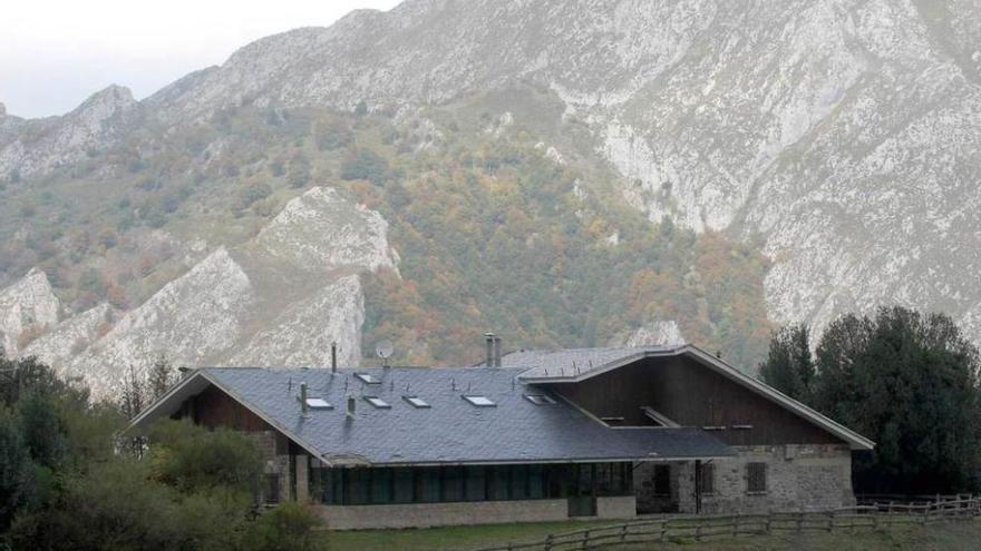 El parador de Brañagallones, que se pretende transformar en refugio de montaña.