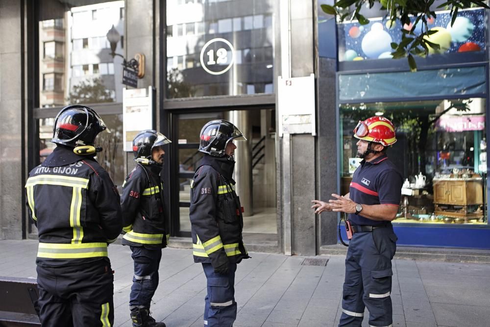 Despliegue de bomberos en Gijón