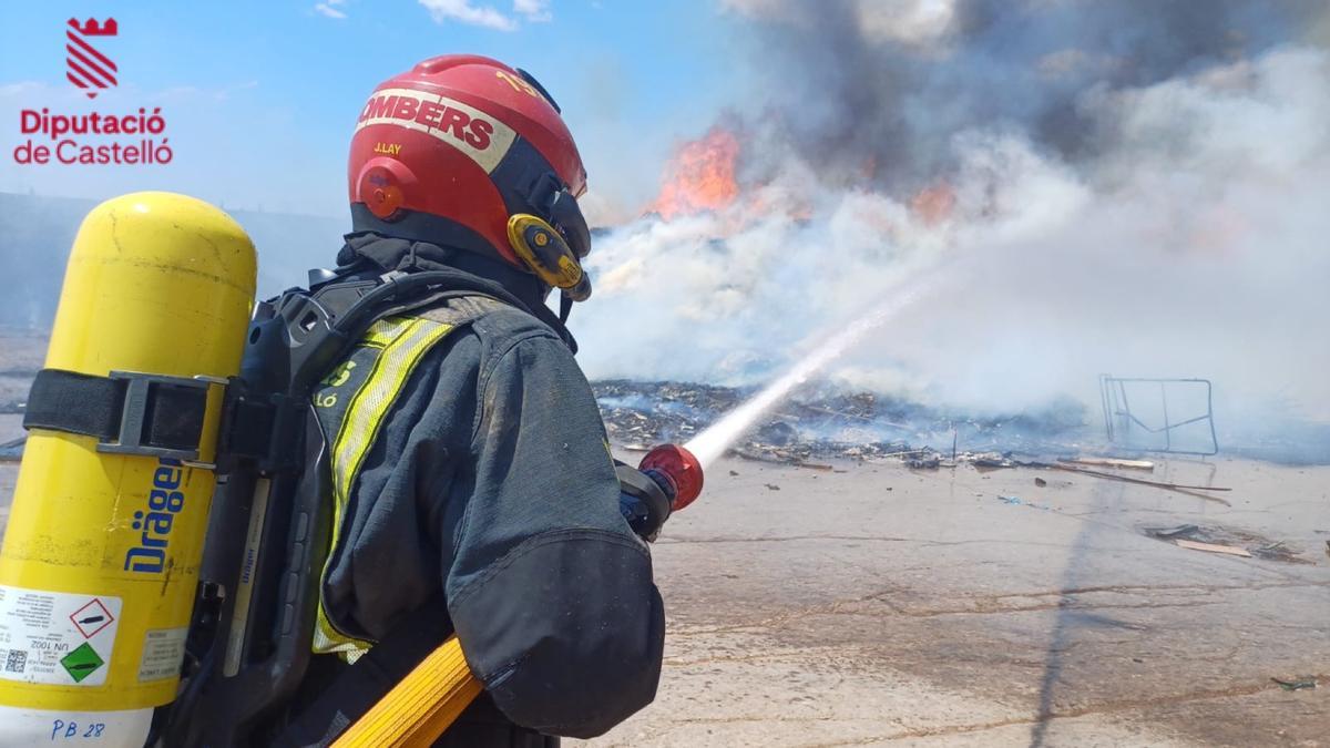 Un bombero en el incendio industrial de Almassora.