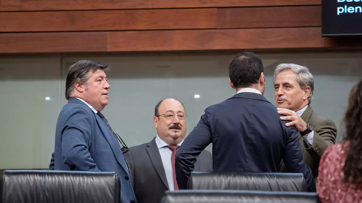 Vox elude responsabilidades tras la renuncia de Higuero y el PSOE habla de "colapso institucional"