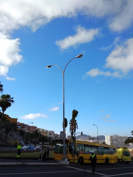 Una guagua choca contra una farola en Escaleritas