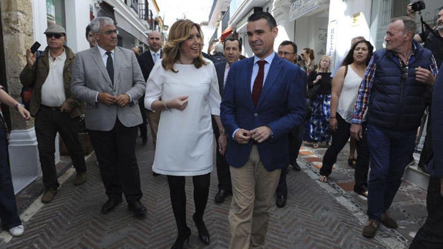 Susana Díaz pasea por el centro de Marbella con el alcalde José Bernal.