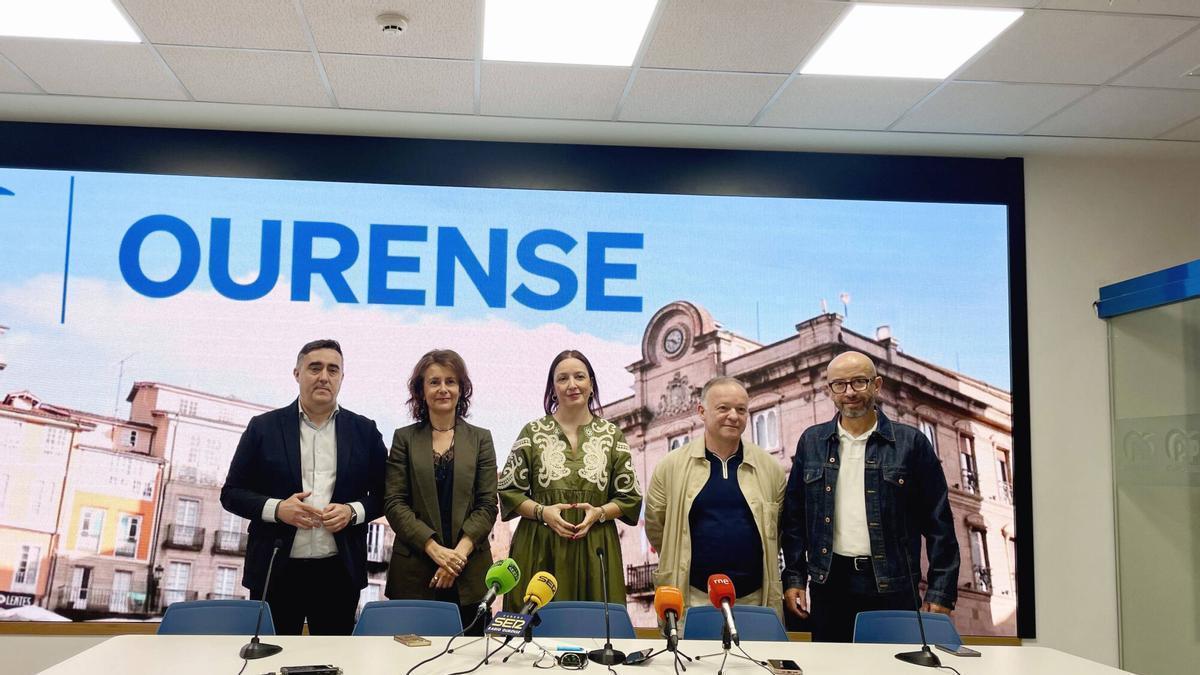 La representación del grupo municipal del PP en Ourense, antes de la rueda de prensa.