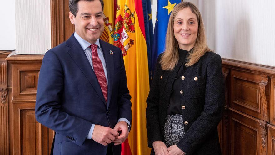 Juanma Moreno con la vicepresidenta del BEI, Emma Navarro.