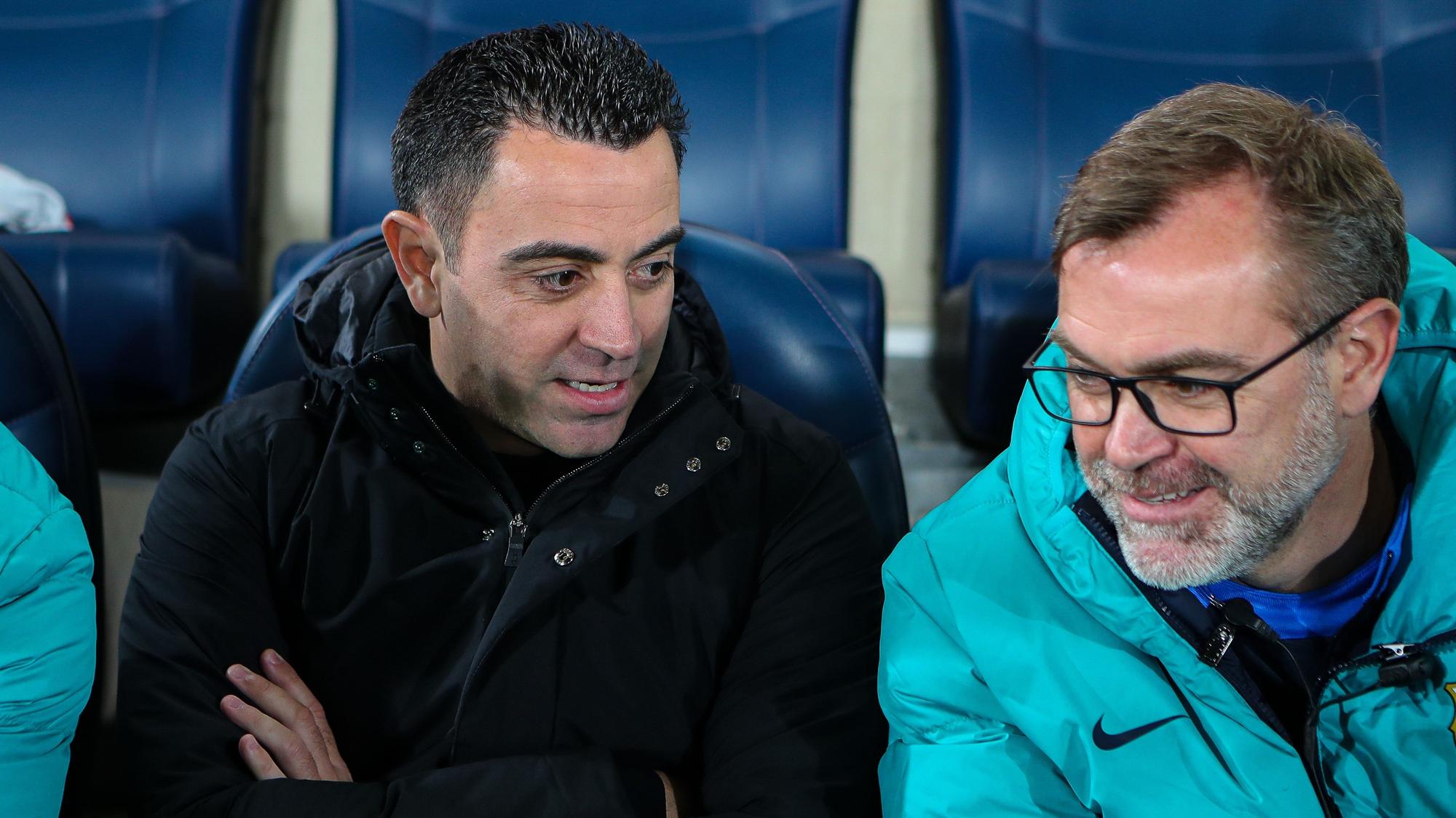 Xavi charla con Òscar Hernández, su hermano y ayudante, en el estadio de La Cerámica.