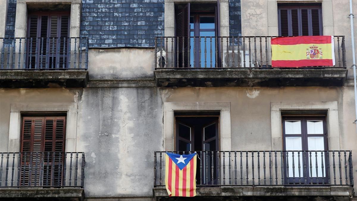 rjulve40538186 an estelada  catalan separatist flag  and spanish flag hang 171023200528