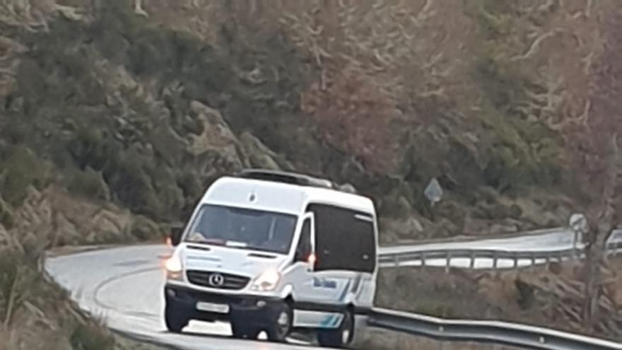 Un minibus escolar sufre un accidente en Cerezal de Sanabria