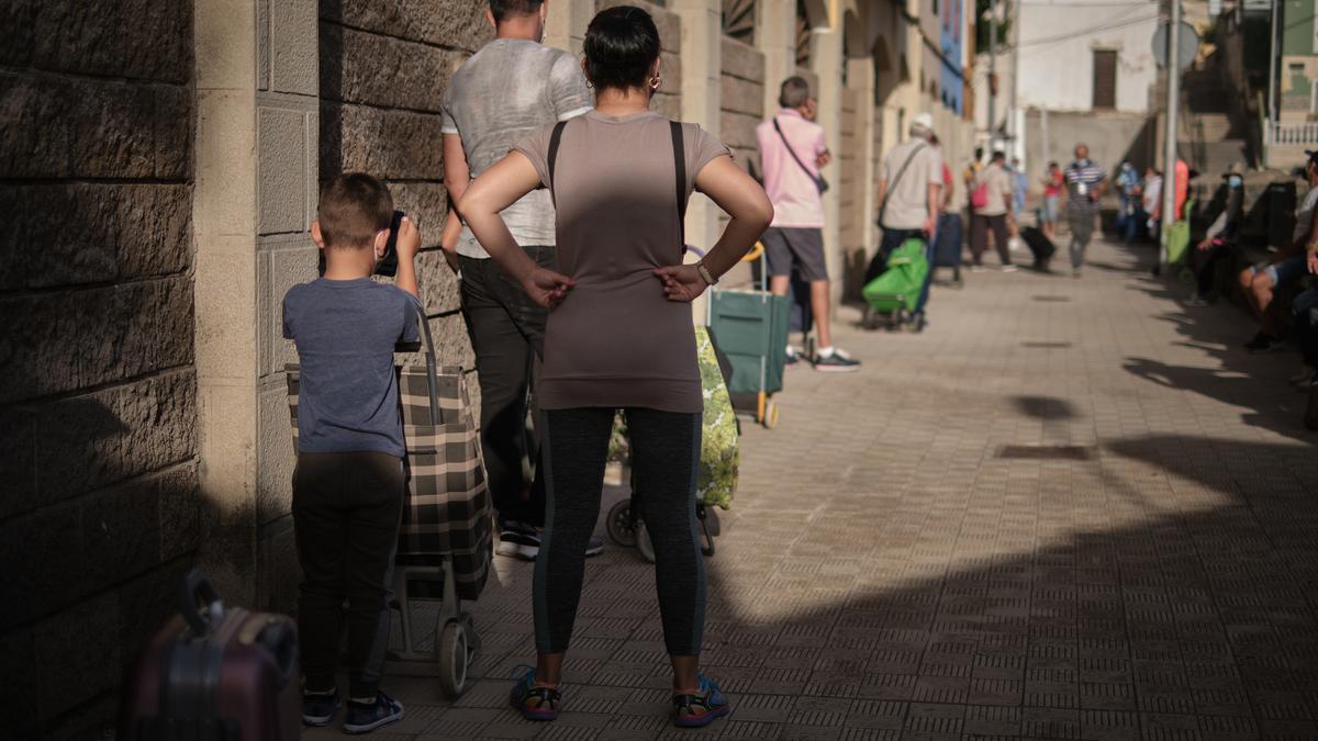 Reparto de alimentos en Santa Cruz.