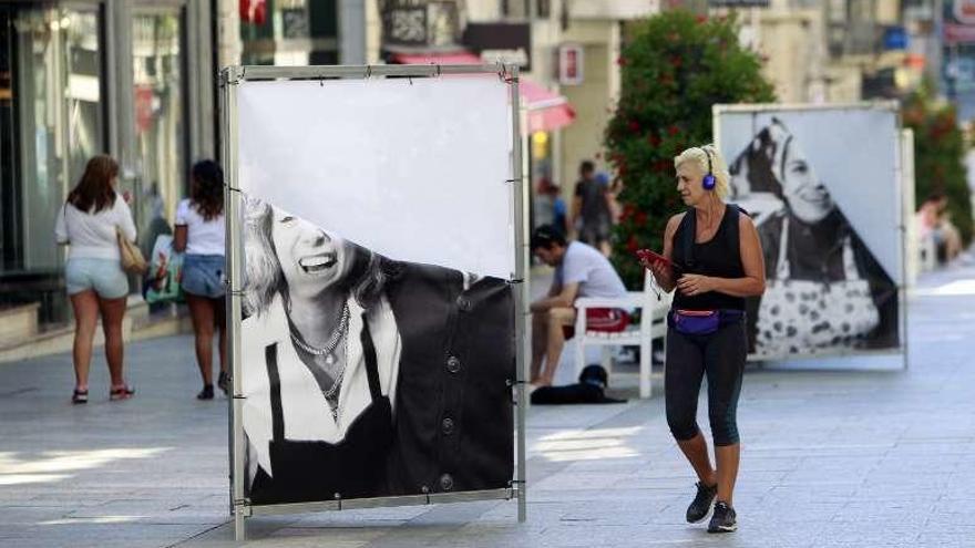 Fotografías rotas de &quot;Vigo Sonríe&quot;, en la calle Príncipe. // M. Canosa