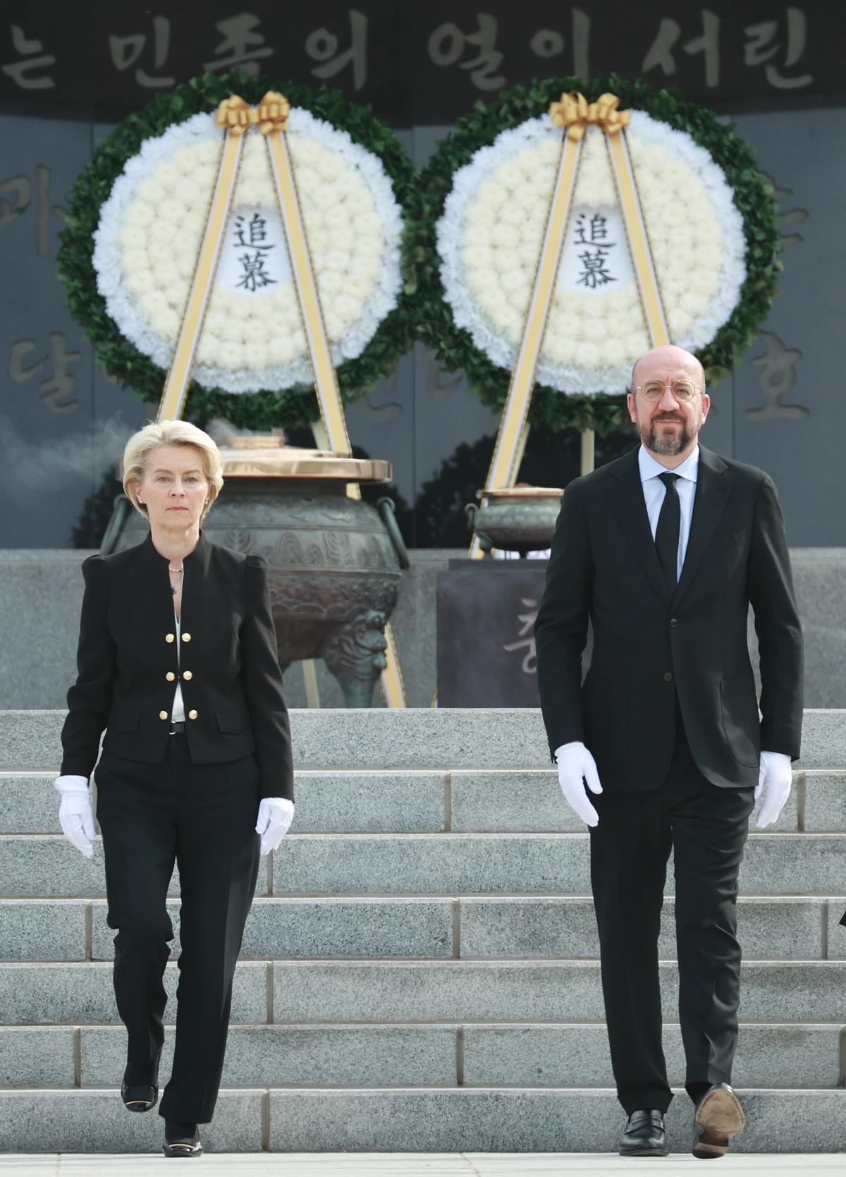 Von der Leyen y Michel visitan el Cementerio Nacional de Corea