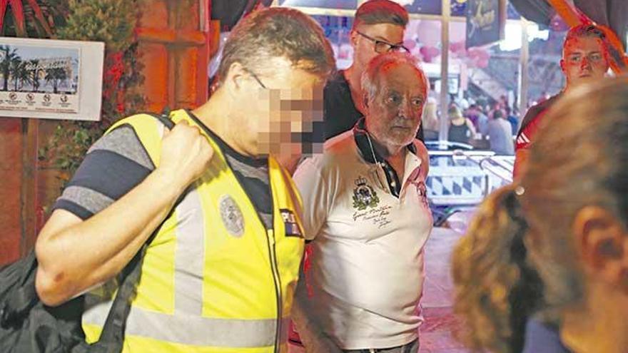 Bartolomé Cursach, ante agentes de la Patrulla Verde, la madrugada del sábado en Megapark.