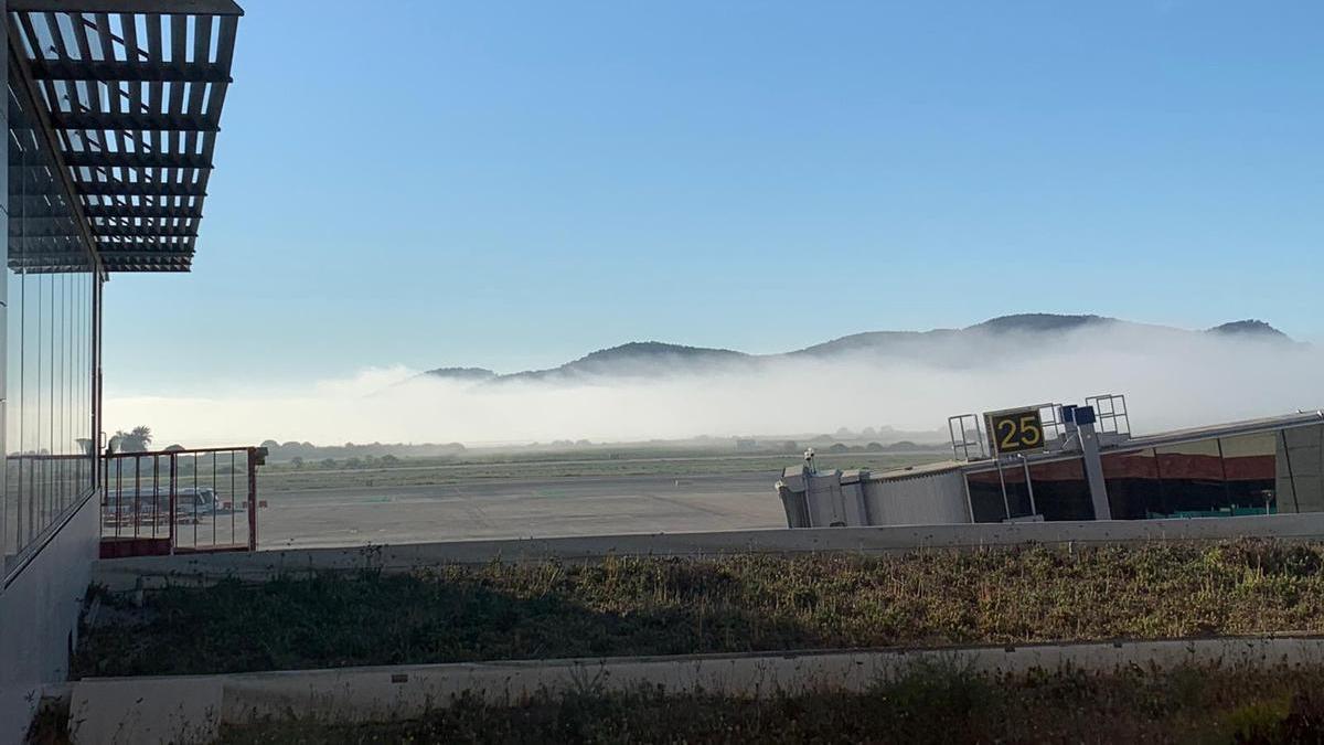 Niebla en el aeropuerto de Ibiza