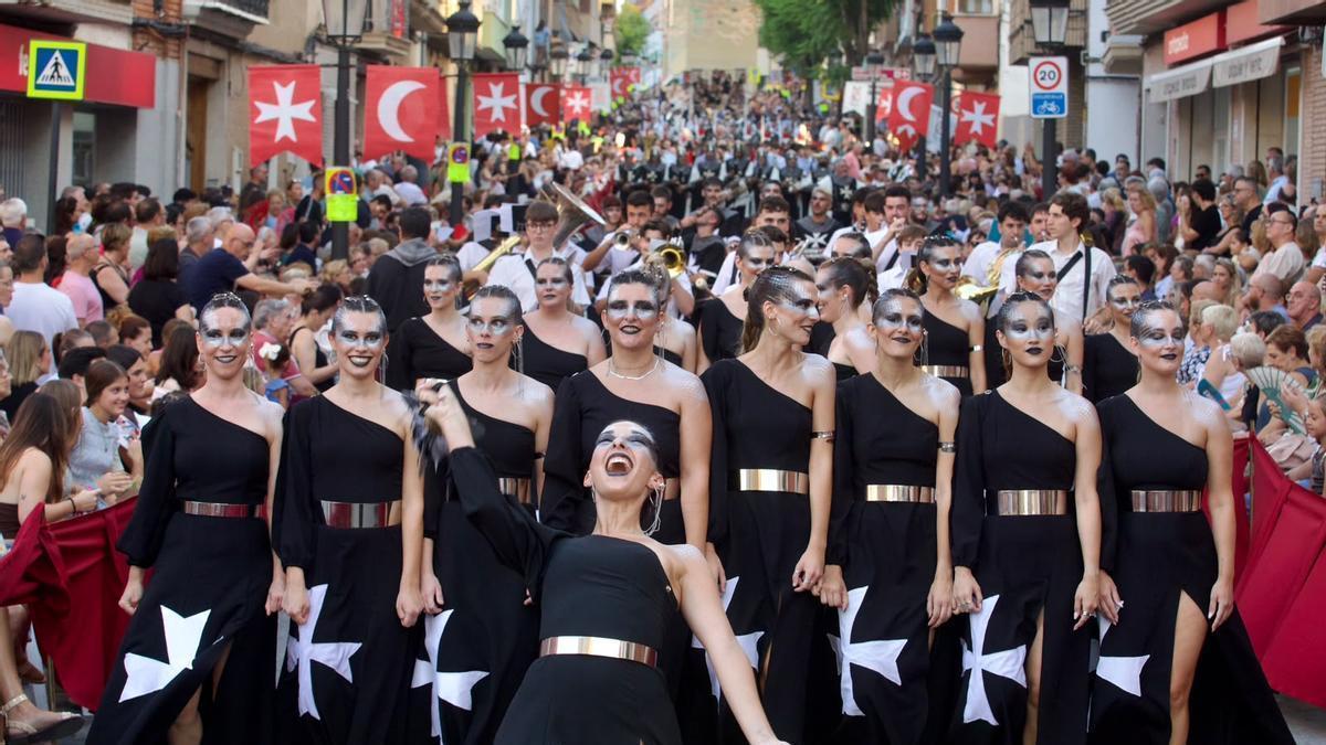 La emoción toma las calles de Torrent en una Gran Entrada Mora y Cristiana multitudinaria