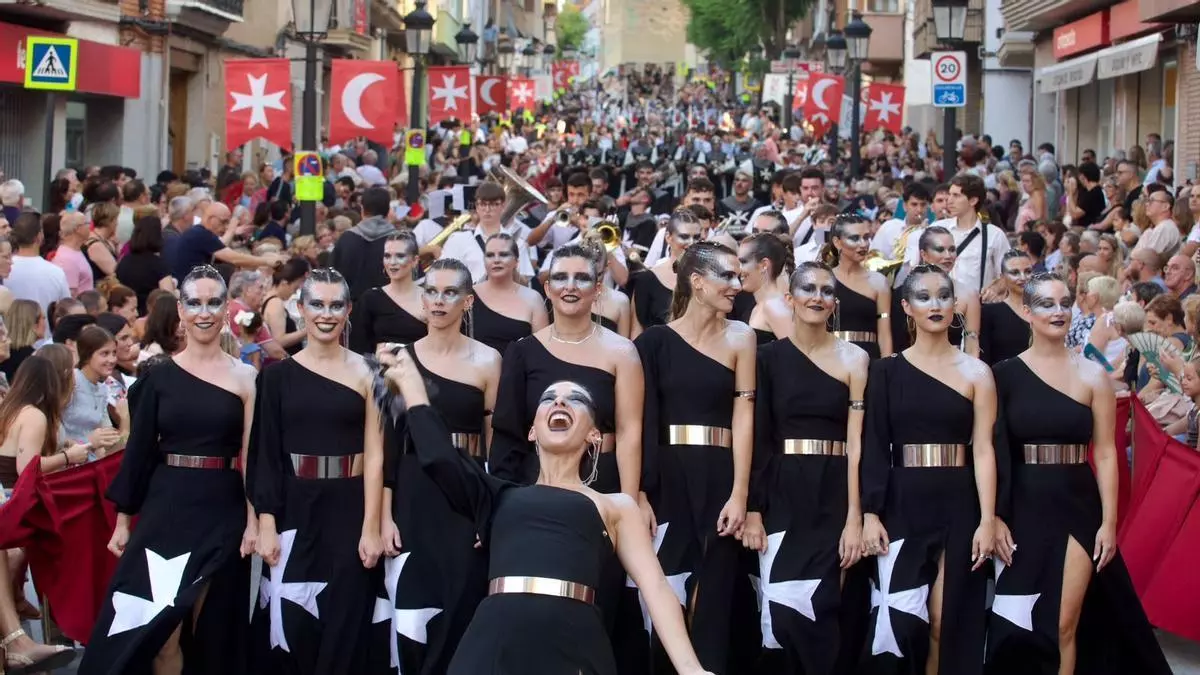 La emoción toma las calles de Torrent en una Gran Entrada Mora y Cristiana multitudinaria