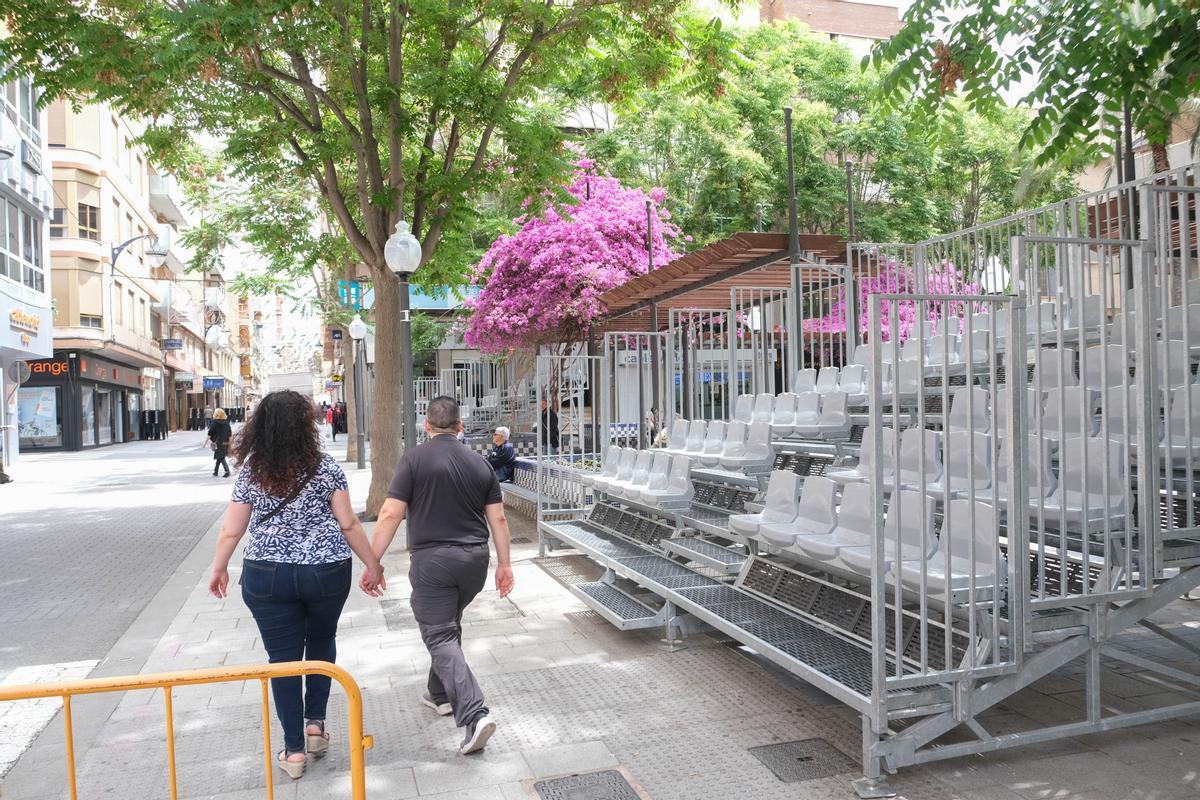 Las tribunas del público montadas a lo largo del itinerario de las Entadas Mora y Cristiana.