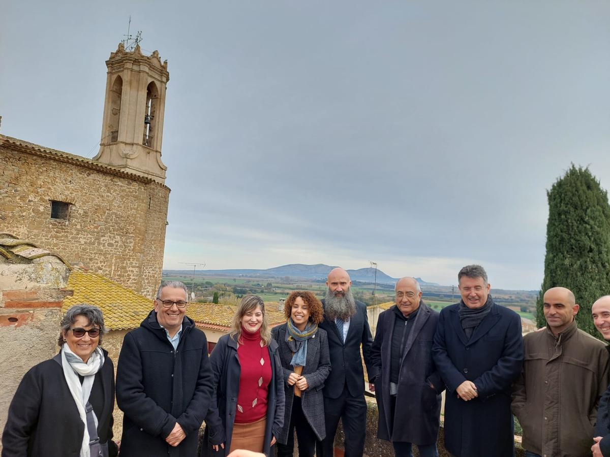 L'alcalde , acompanyat de regidors, del president de la Diputació, la delegada de la Generalitat i el conseller d'Universitats al mirador de l'antiga rectoria