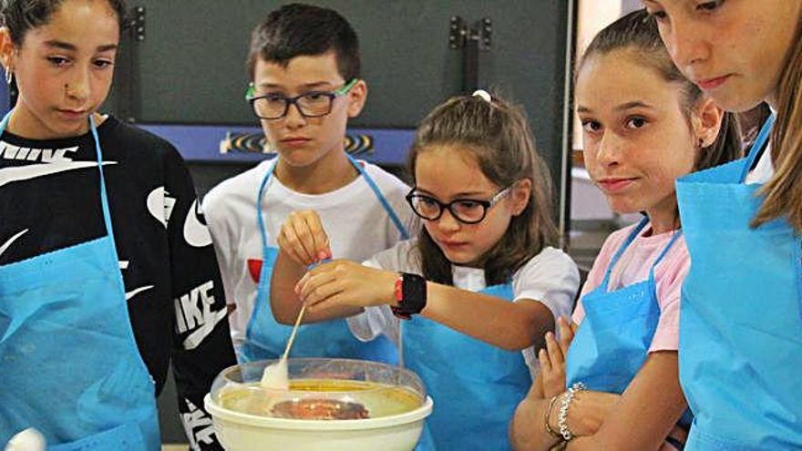 Una de las niñas realiza una nube de algodón de azúcar amarilla durante el taller.