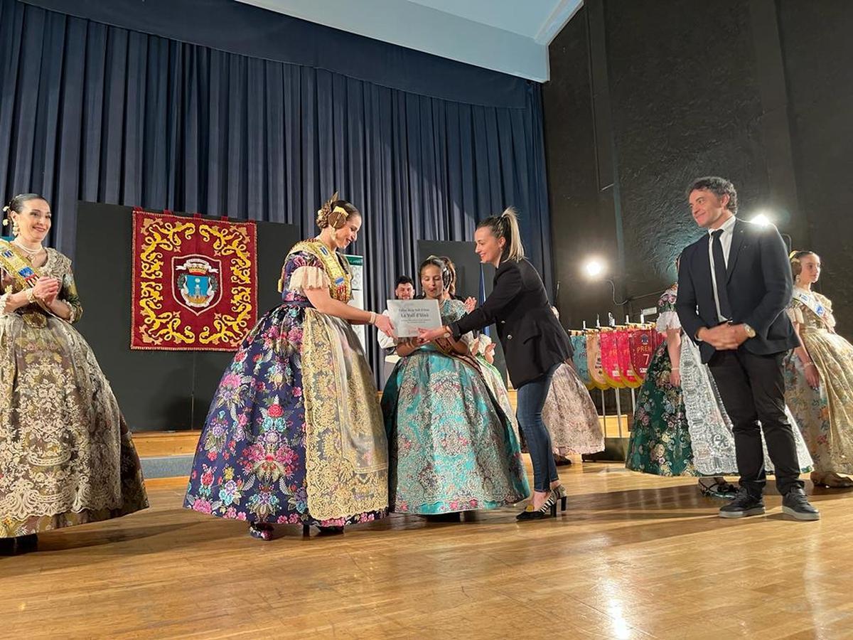 Momento de la entrega de la distinción como Fiestas de Interés Turístico Autonómico para las fallas de la Vall.