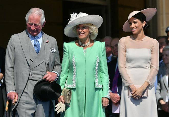El príncipe Carlos, Camila y Meghan en Buckingham Palace
