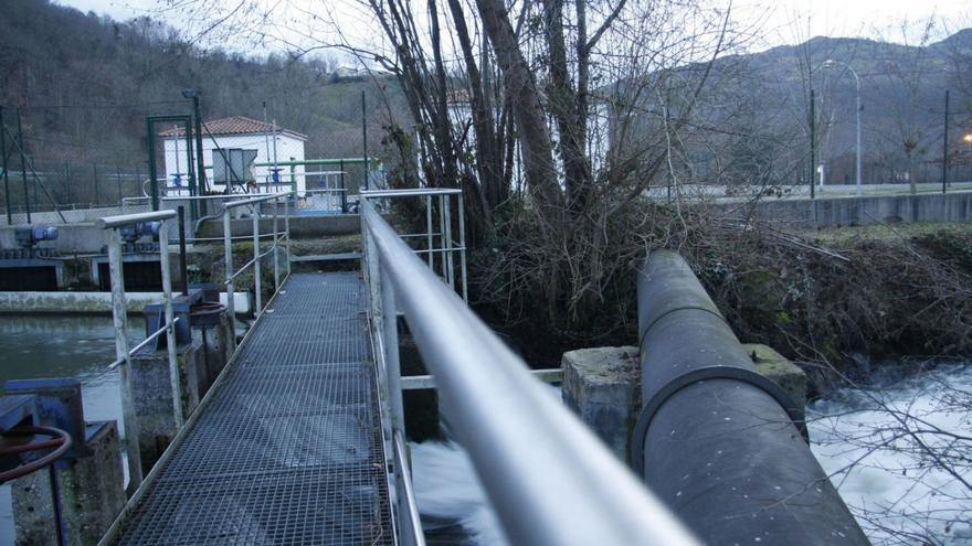 Guerra del agua en Langreo: gobierno local, sindicatos y empresarios unen fuerzas contra la reducción del caudal de la captación del Nalón