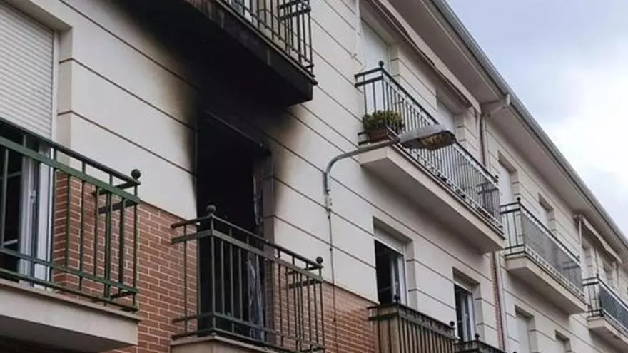 Dos afectados en el incendio de un piso en un edificio de dos plantas en Lucena