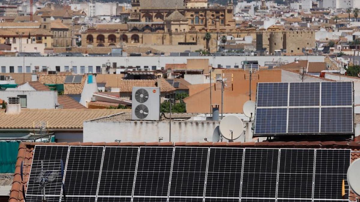 Placas solares en el casco histórico de Córdoba.