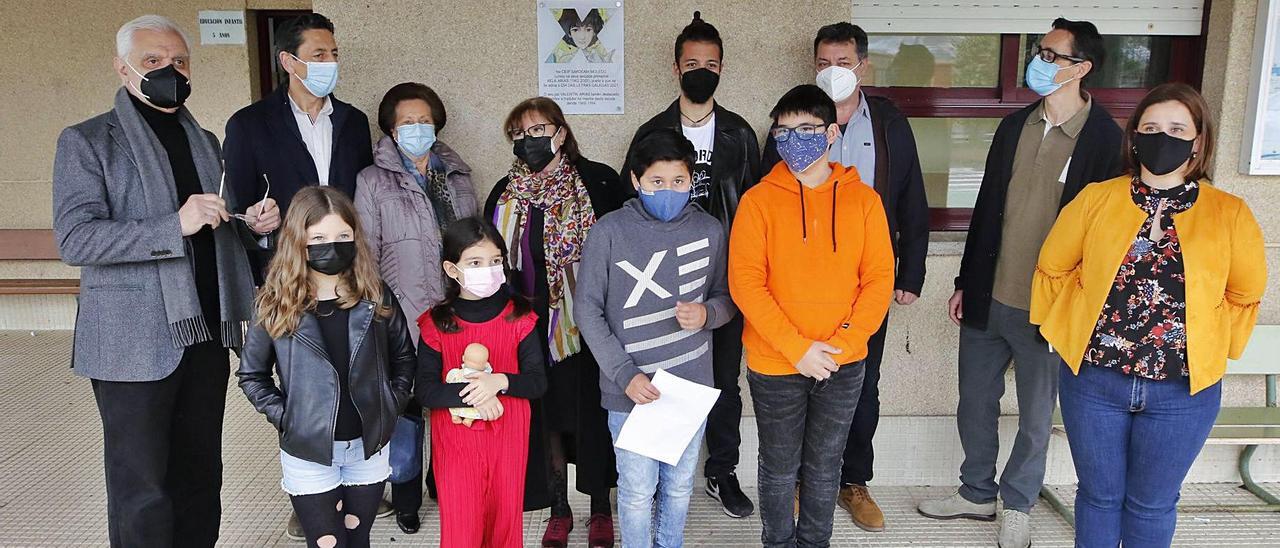 Na primeira fila, de esquerda á dereita, os alumnos Xela Álvarez Fernández, Comba Moo Rodríguez, Carlos Xavier Aguilera Pacheco e Gabriel Rodríguez Soto e  a directora do CEIP Sárdoma-Moledo, Pilar Vila Nieto. Na fila detrás, no mesmo sentido, Víctor F. Freixanes, presidente da RAG, Xoán Arias Castaño, Amparo Castaño (nai de Xela Arias), a académica Fina Casalderrey, Darío Gil Arias (fillo de Xela Arias) e Marcos e Lois Arias Castaño (irmáns de Xela Arias). / Alba Villar