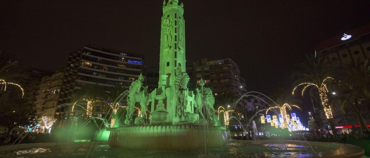 La fuente de Levante
 creada por Daniel Bañuls  
en la plaza de los Luceros
de Alicante, tras la restauración.
PILAR CORTÉS