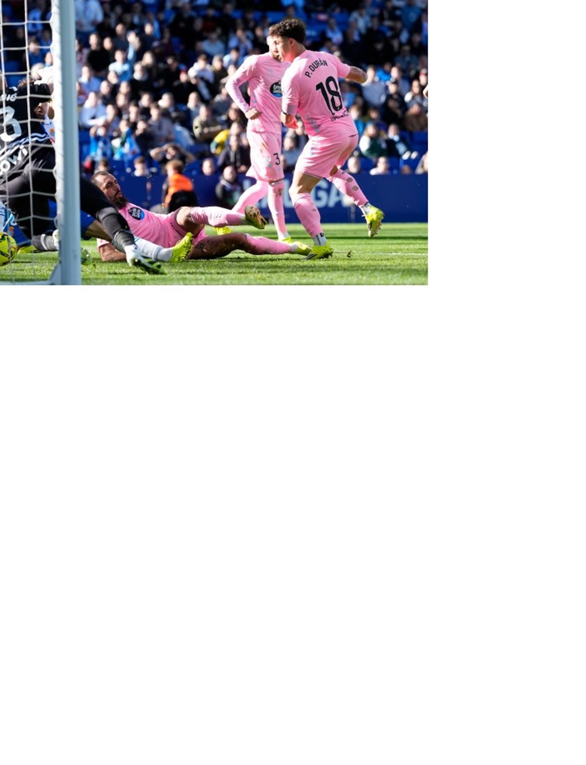 Borja Iglesias remata desde el suelo en la jugada que fue anulada.