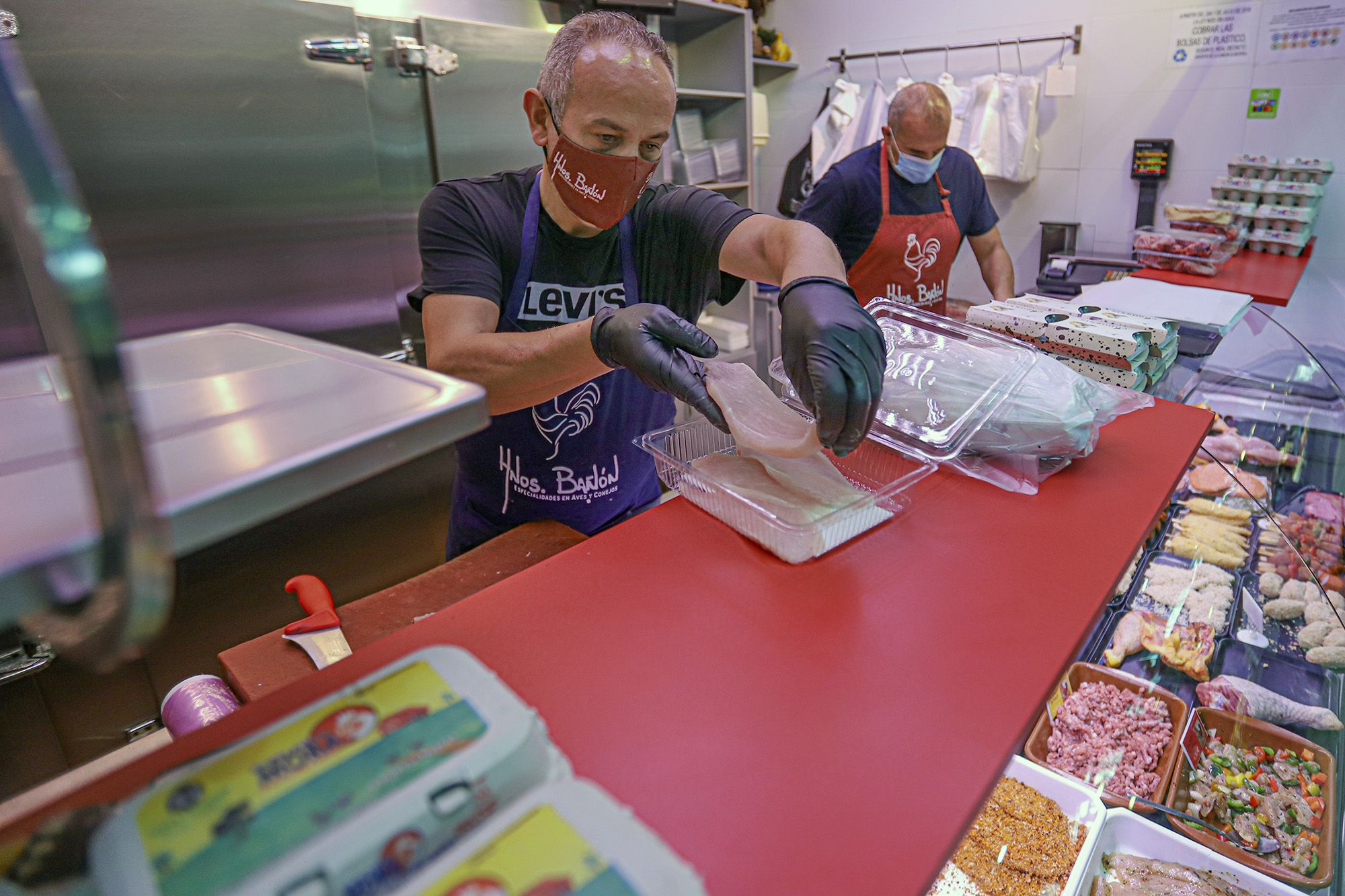 Comercios y bares se unen para servir a domicilio