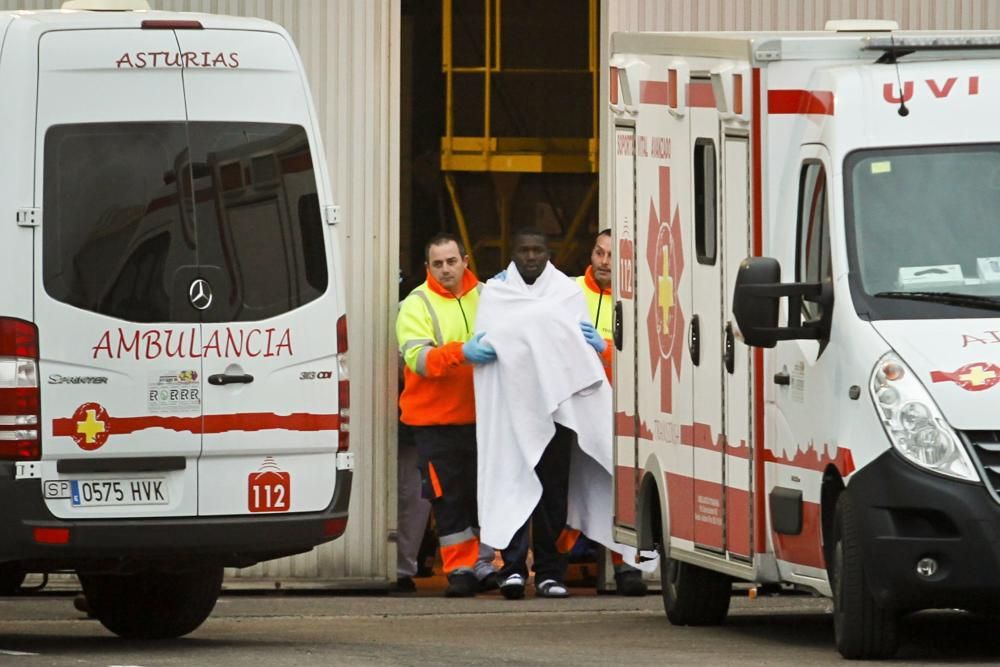 Naufragio en Asturias | Rescatados 12 tripulantes de un pesquero gallego hundido en Luarca