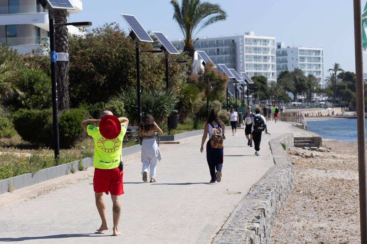 Imágenes de Platja d'en Bossa dividida entre turistas y demasiadas obras
