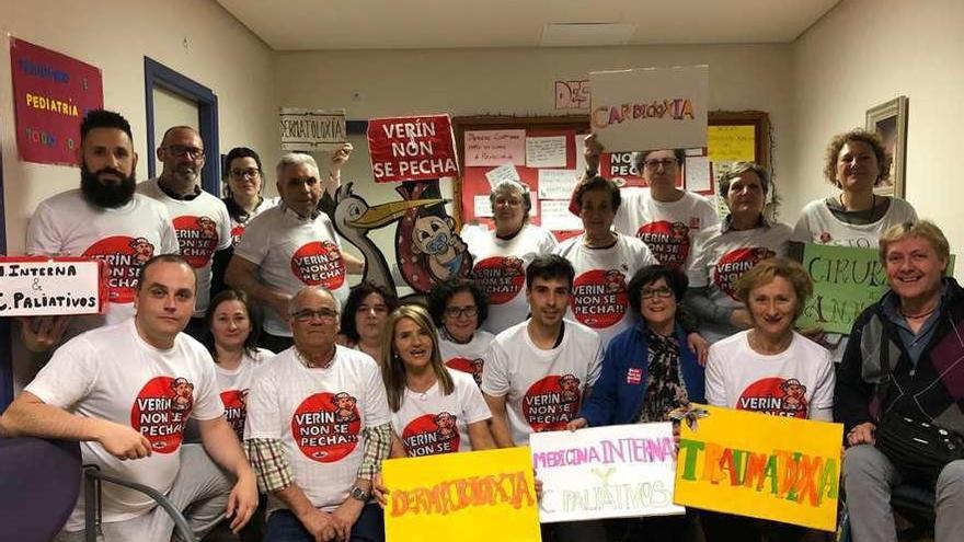 Los encerrados preparados ayer para su última noche en el hospital, si llegan hoy los pediatras. // Cedida