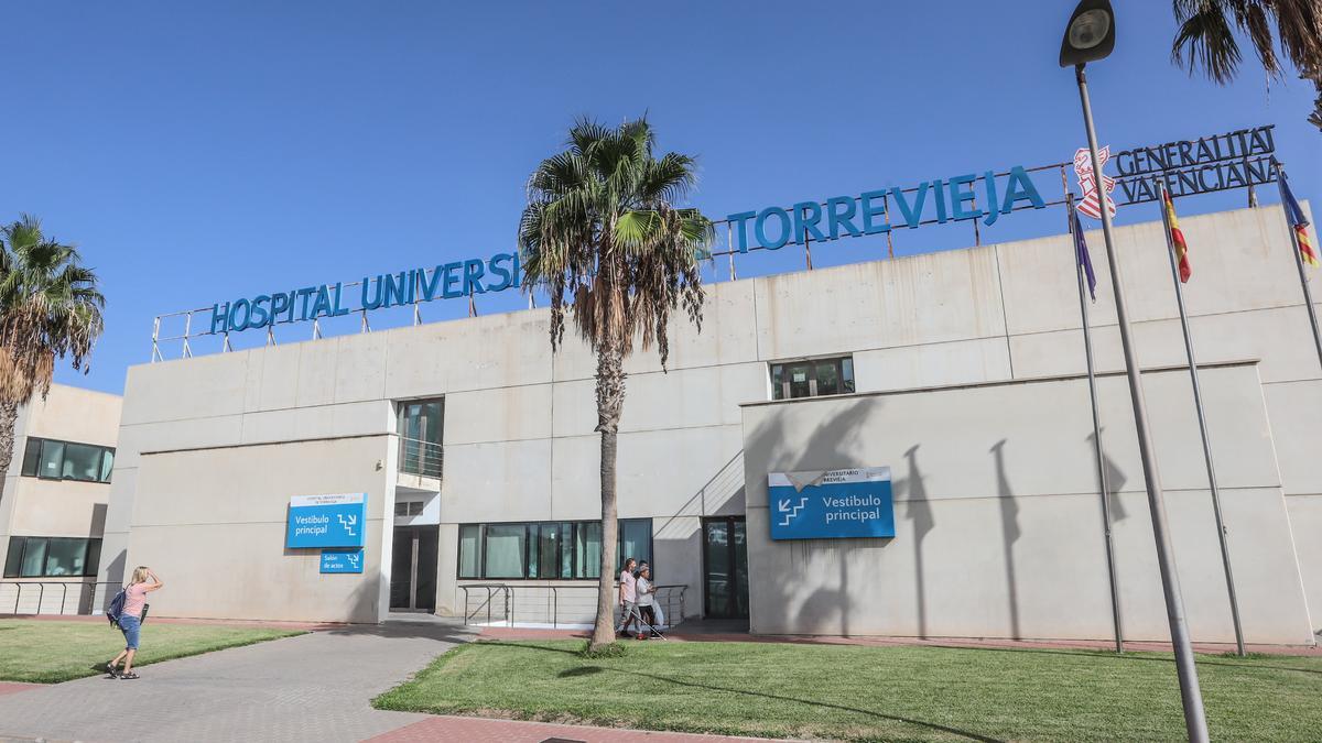 Acceso principal al área de consultas externas del Hospital Universitario de Torrevieja