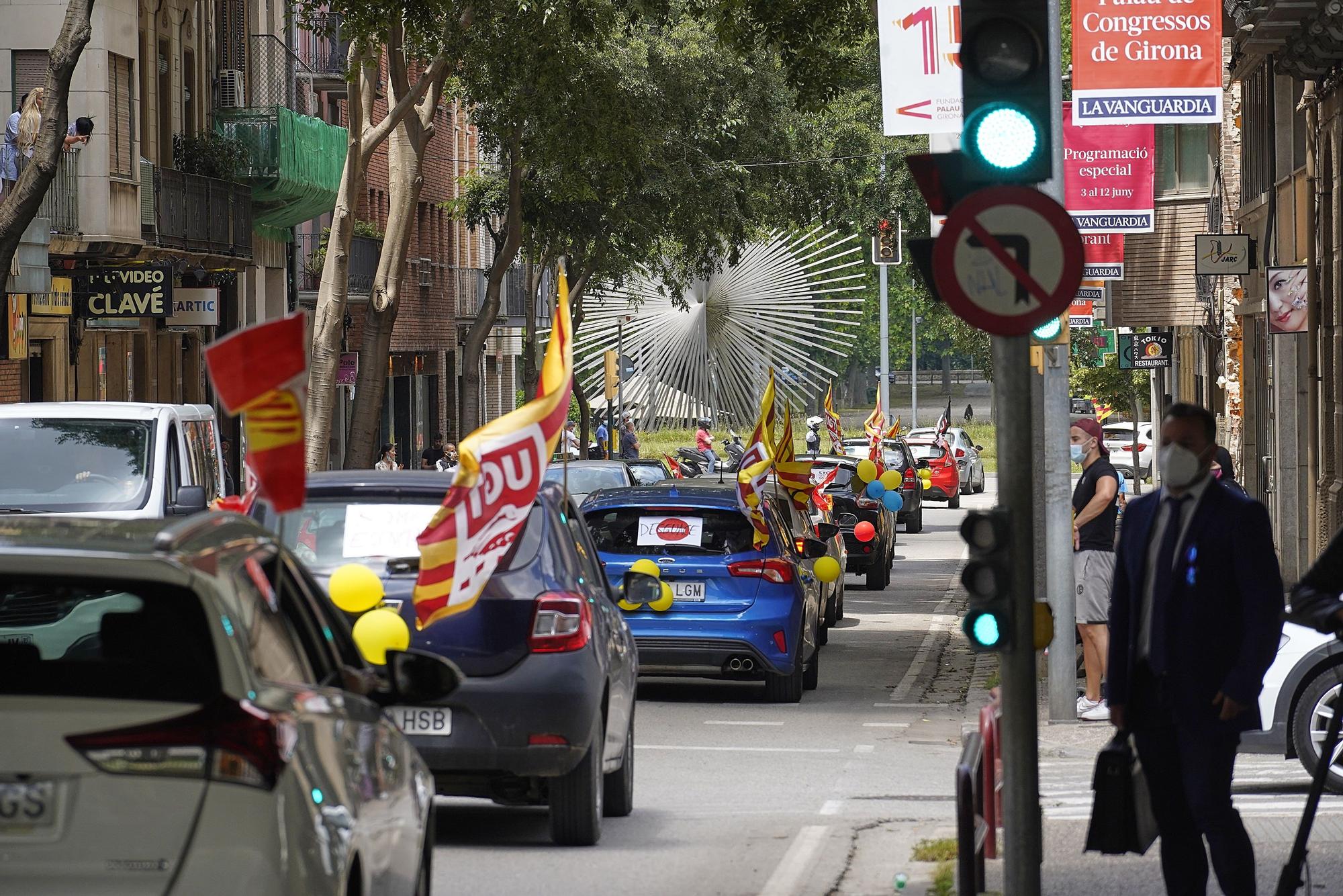 Marxa lenta de treballadors de Correus de Girona