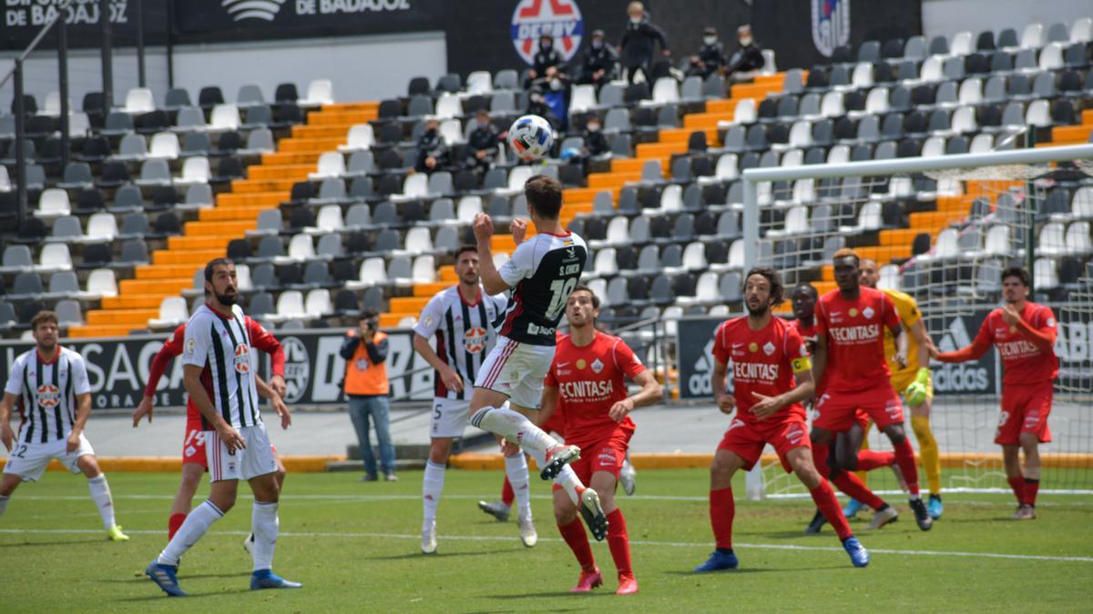 Una acción del partido del domingo entre el Badajoz y el Sanse.