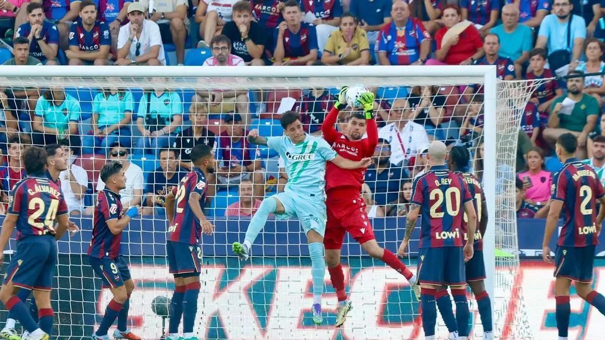 Un momento del Levante-Betis de la temporada pasada.