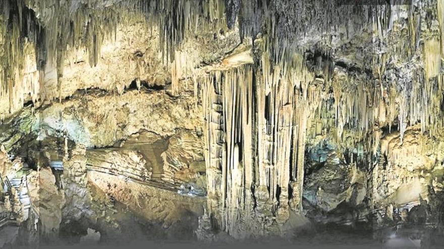Una de las impresionantes vistas panorámicas del interior de la Cueva de Nerja, uno de los monumentos naturales más visitados de todo el continente europeo.