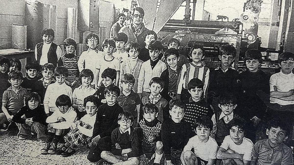 Un profesor junto a sus alumnos.