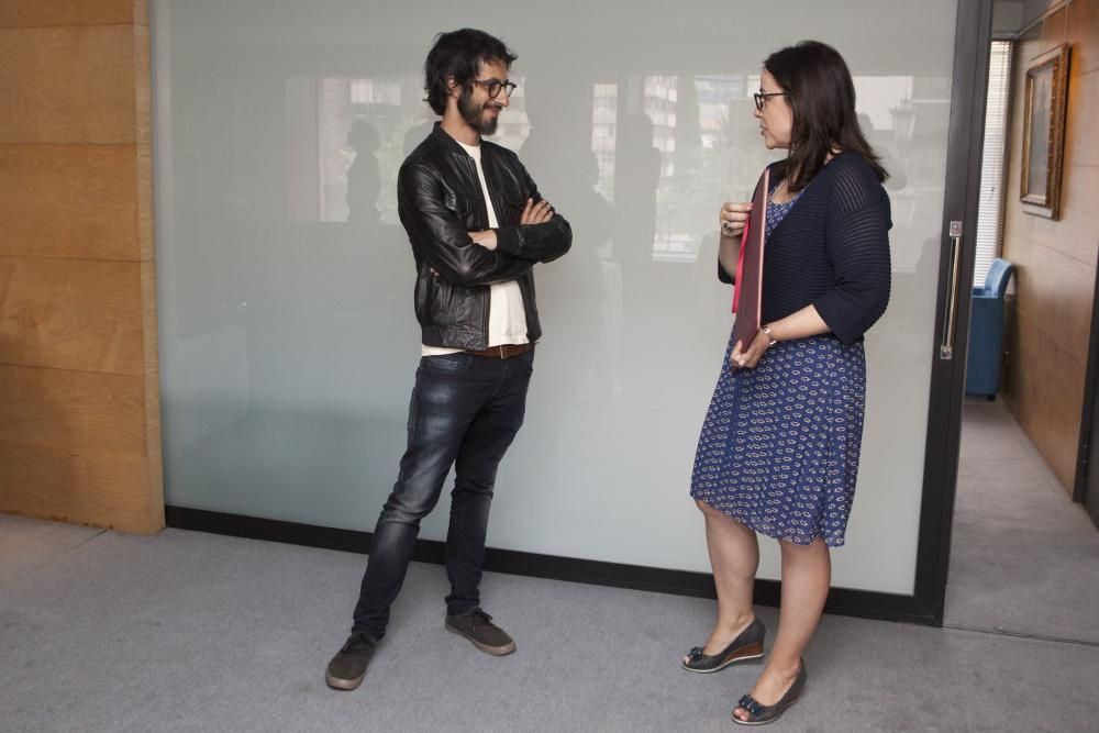 Entrega del premio Asturiano del Mes a Marc Vigil, director de la serie el 'Ministerio del tiempo'