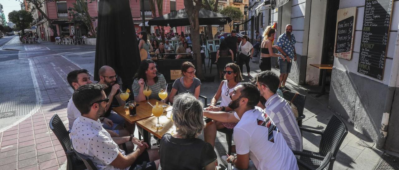 Ilina, Amparo, Menchu y Violeta,  
disfrutando del tardeo. | M.Á.Montesinos