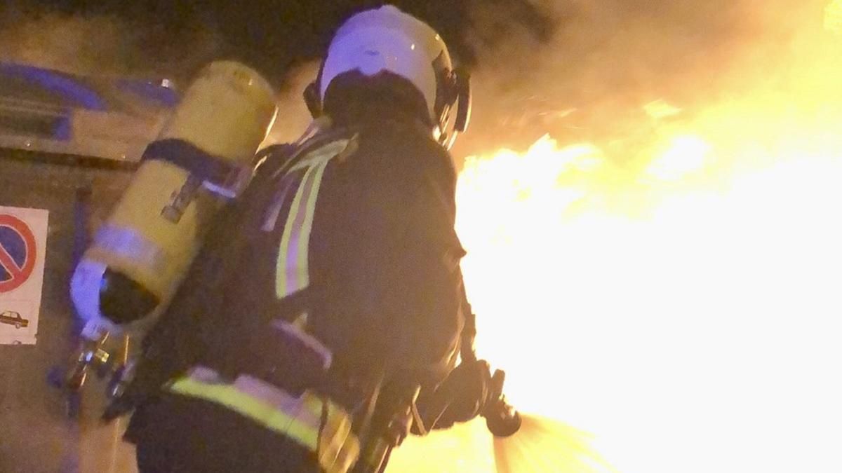 Imagen de archivo de un bombero en la extinción de un incendio en la calle..