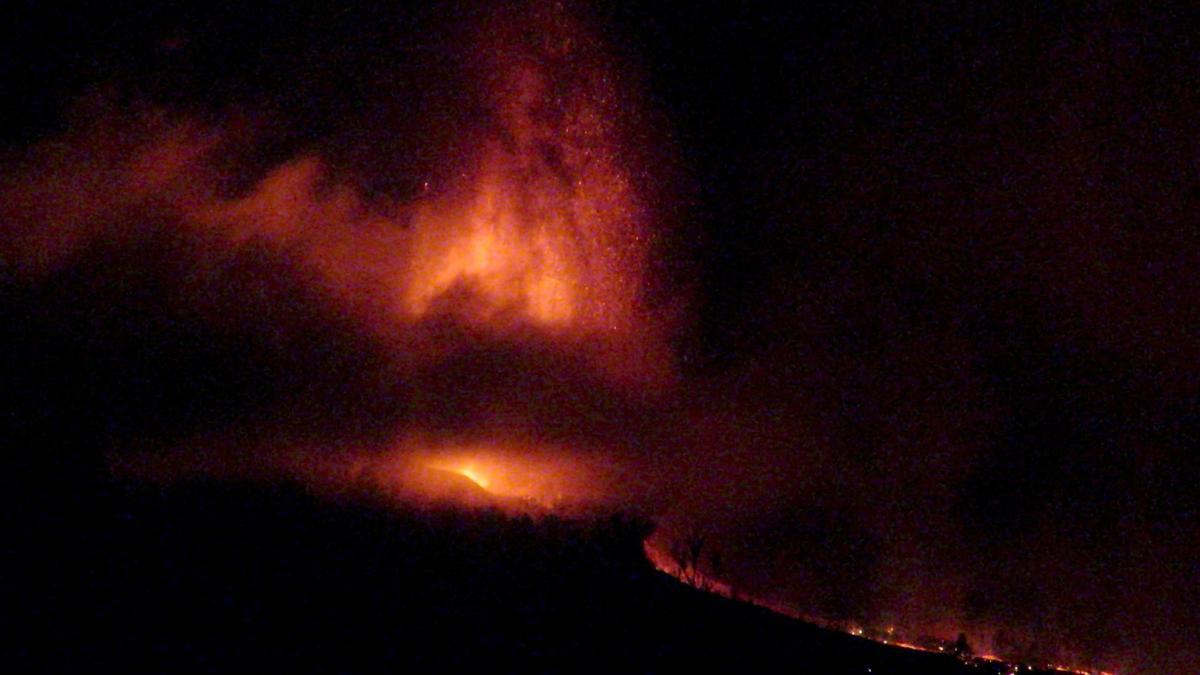 La lava tiñe de rojo el paisaje canario.