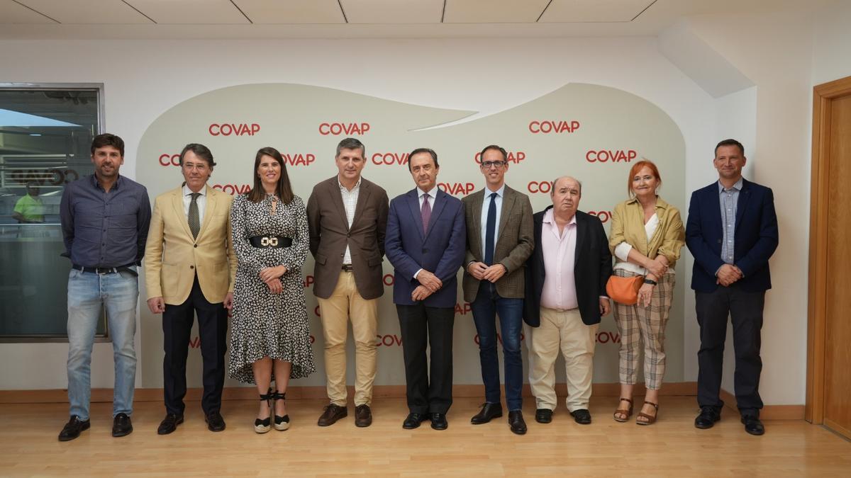 Un momento de la visita del delegado de Agricultura a Covap.