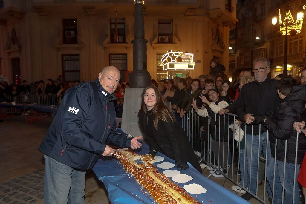Todas las imágenes del roscón de Reyes gigante de Cartagena 2025