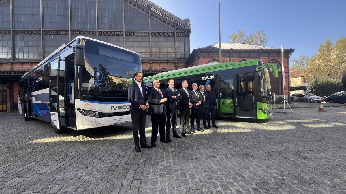 El consejero de Vivienda, Transportes e Infraestructuras de la Comunidad de Madrid, Jorge Rodrigo (en el centro), en la presentación de los nuevos autobuses eléctricos de la firma Iveco.