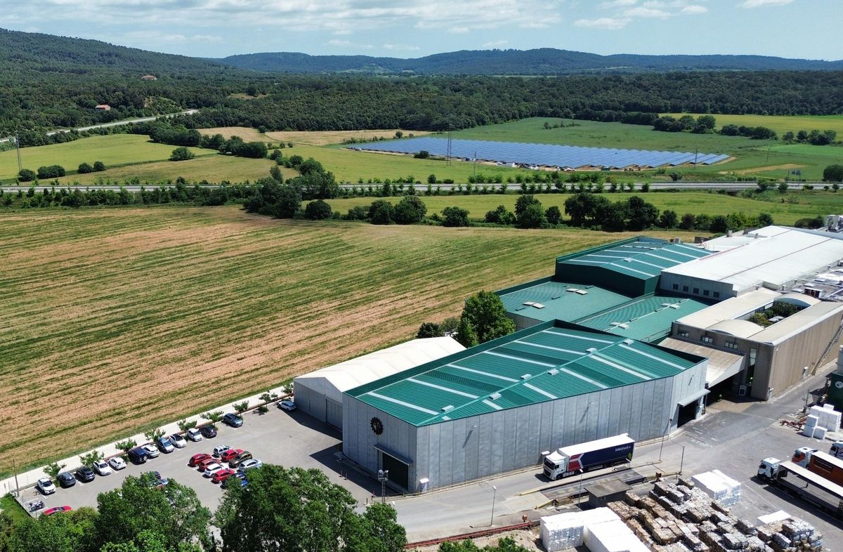 Vista aèria de les instal·lacions de LC Paper, amb la planta fotovoltaica al fons.